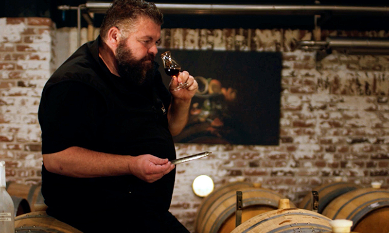 Hertog Jan brouwer Micha Peute ruikt bier